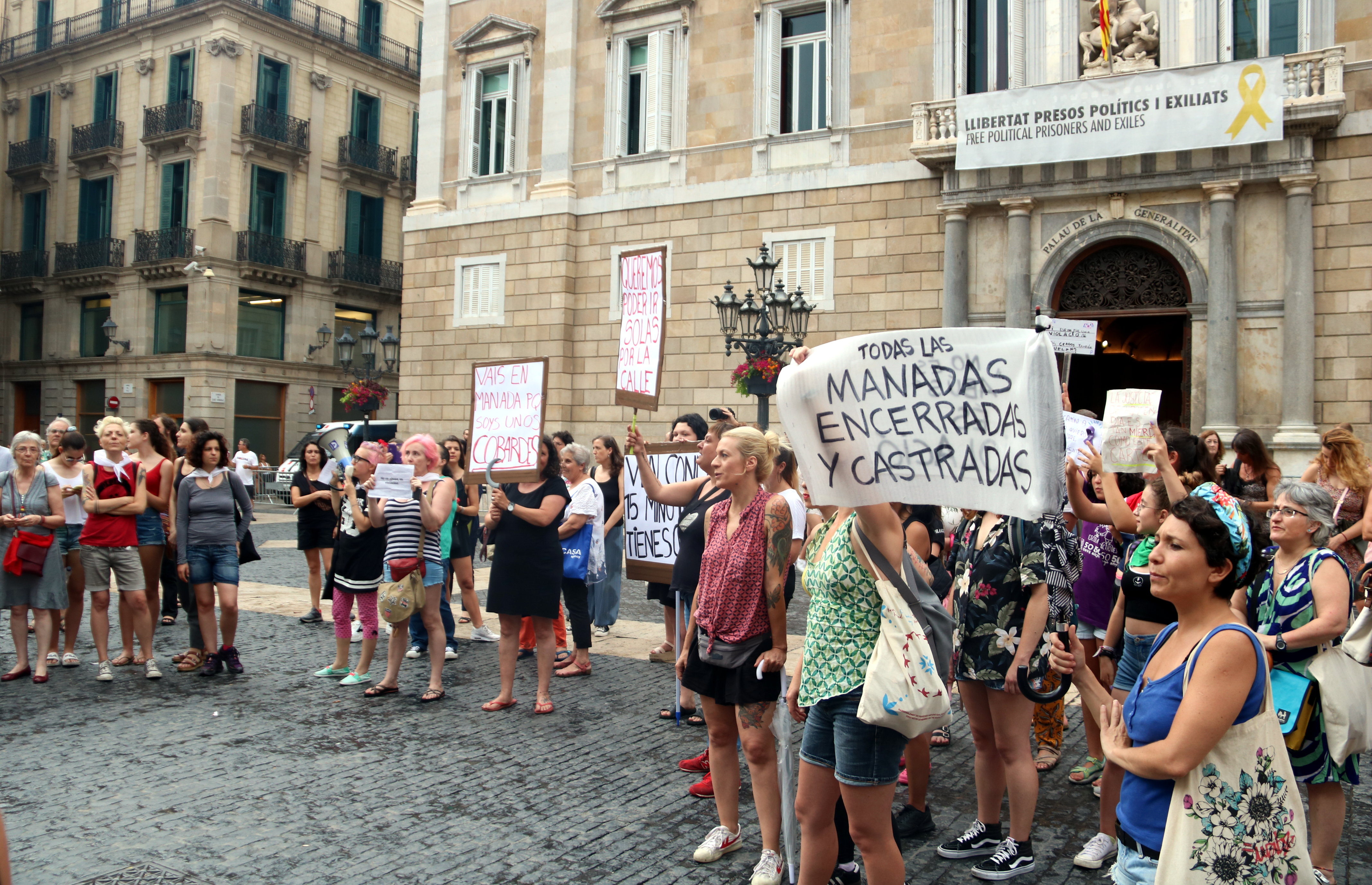 Women at Barcelona's Plaça Sant Jaume show their support for the teenage girl in the Catalan 'wolf pack' case on July 8, 2019 (Pol Solà/ACN)